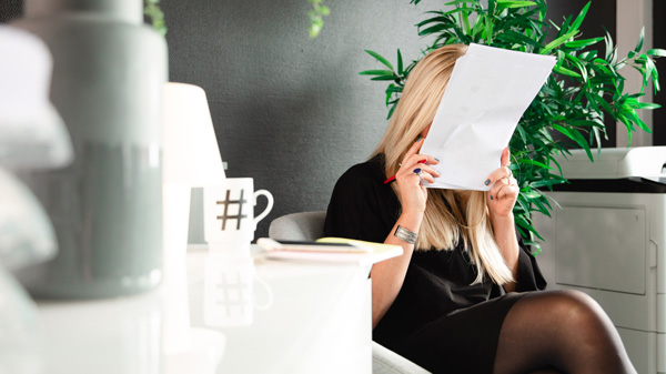 Derfor leser du dårligere på skjerm