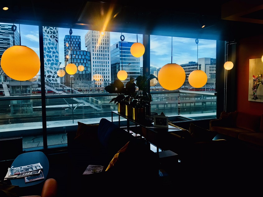 Resepsjonen hos Apeland.