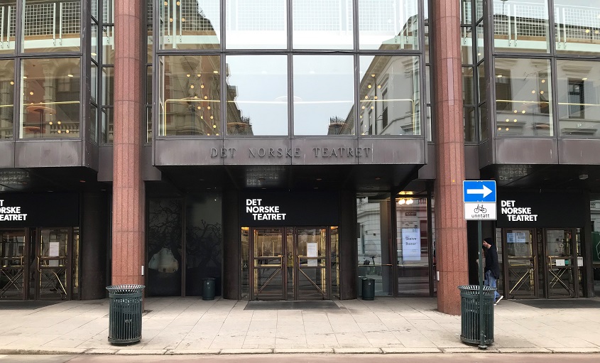 Inngangspartiet - med veiskilt