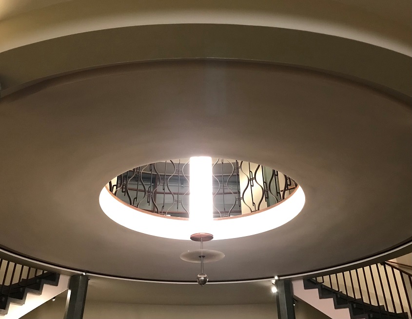 Belysningen i hotellets trappeløp